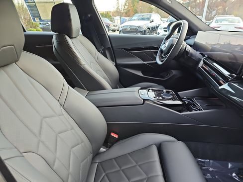 Used 2025 BMW 530i xDrive image 10