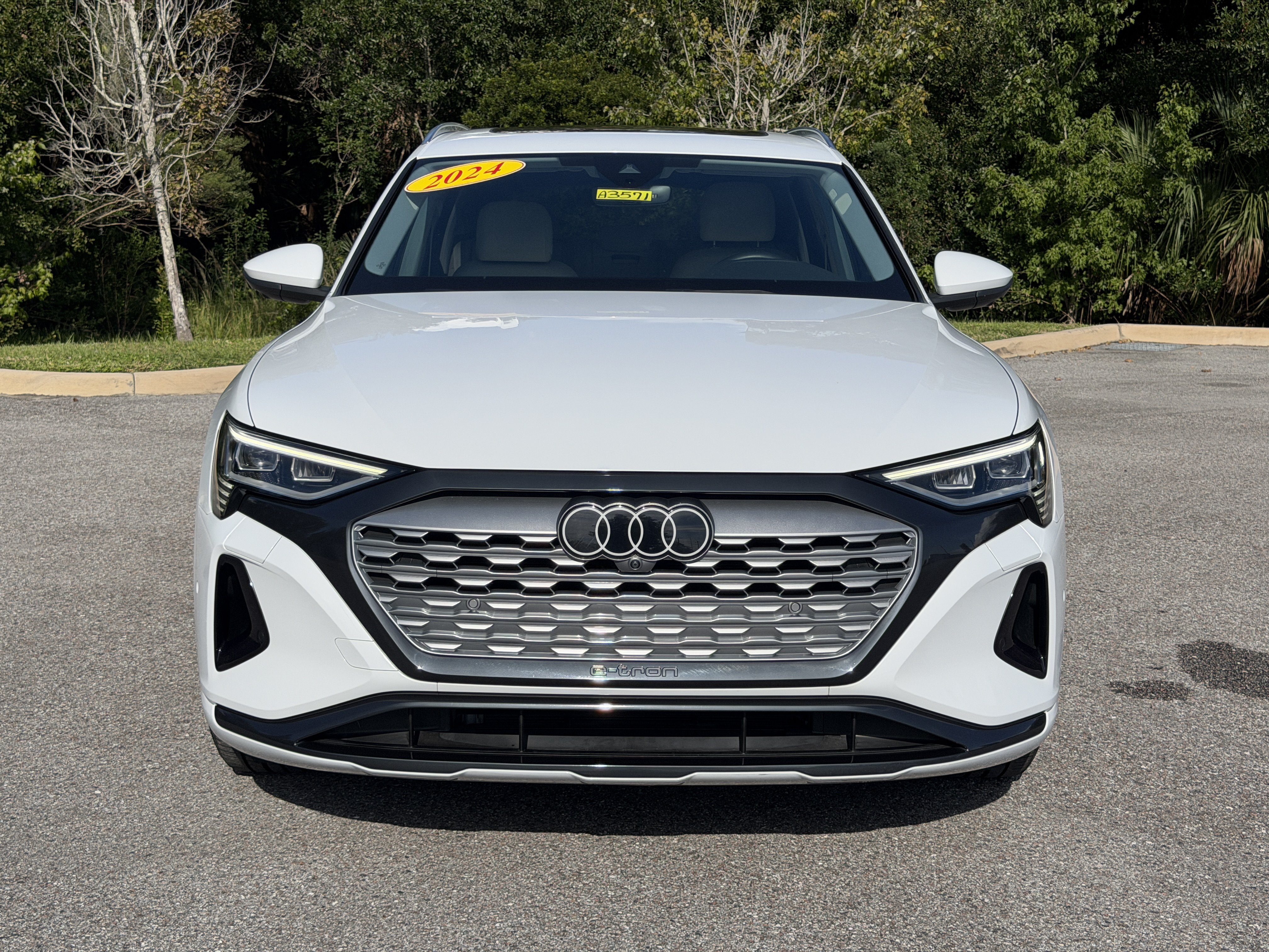 Used 2024 Audi Q8 e-tron Premium Plus w/ Premium Plus Package AWD/4WD image 2