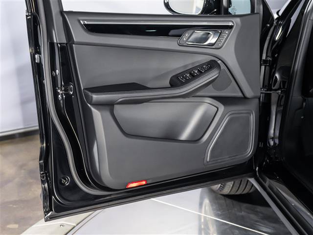 Used 2026 Porsche Macan AWD/4WD image 22
