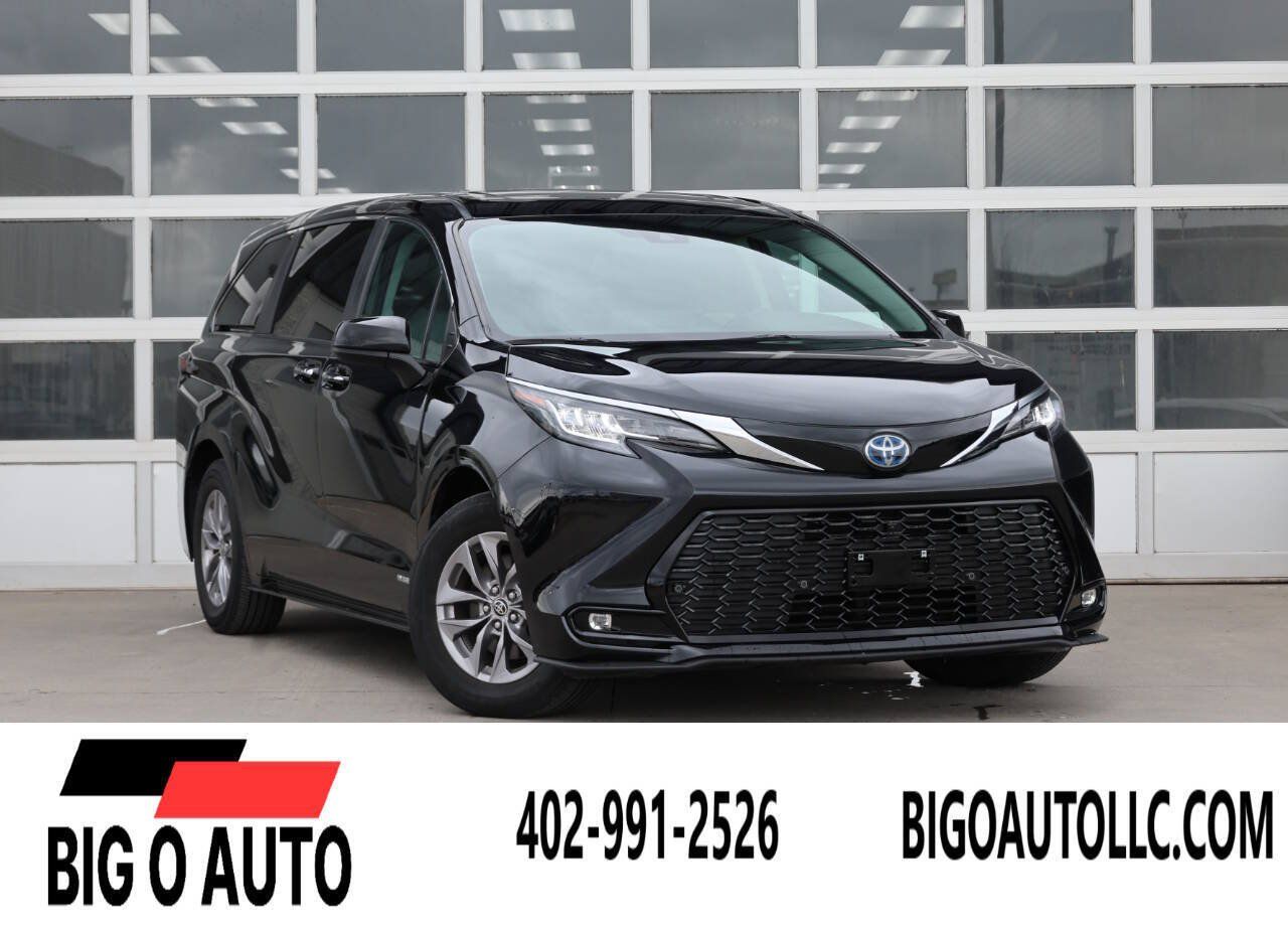 Used 2021 Toyota Sienna XLE FWD image 1