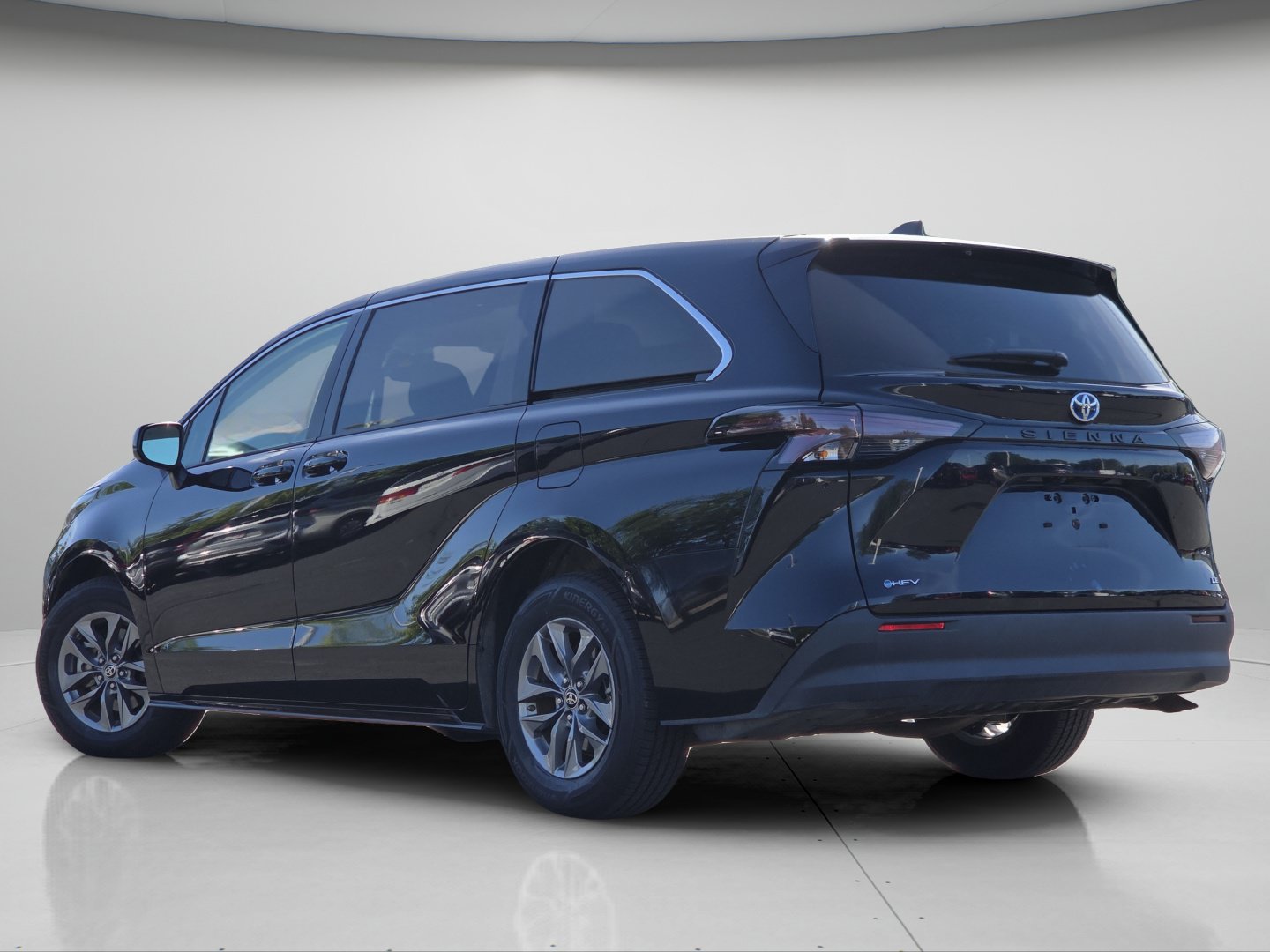 Used 2025 Toyota Sienna LE FWD image 19