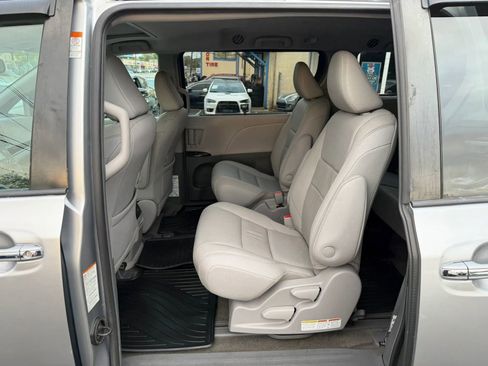 Used 2018 Toyota Sienna XLE w/ XLE Navigation Package AWD/4WD image 18