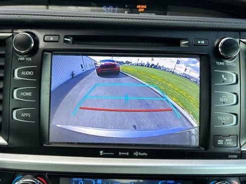 Used 2019 Toyota Highlander XLE FWD image 32