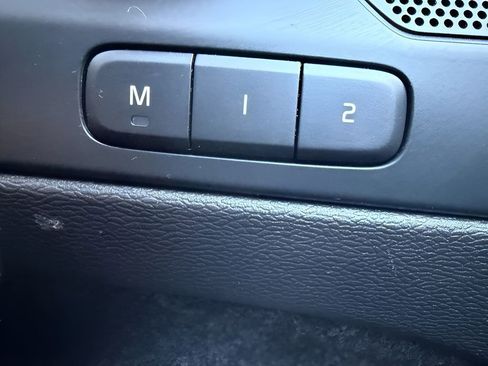 Used 2023 Volvo XC40 B5 Plus image 19