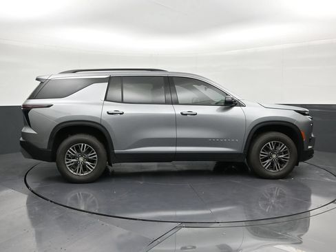 Used 2026 Chevrolet Traverse LT FWD image 6