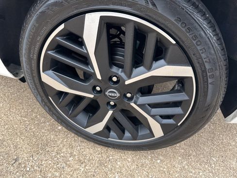 Used 2025 Nissan Versa SR image 12