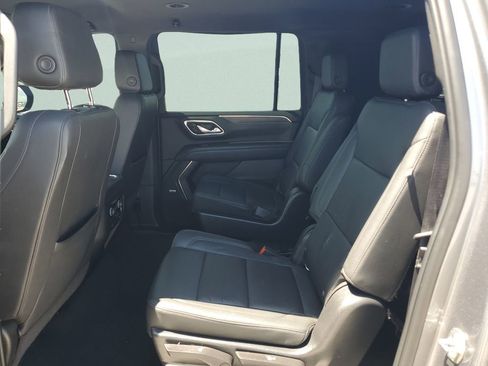Used 2022 Chevrolet Suburban Z71 w/ Z71 Off-Road Package AWD/4WD image 10