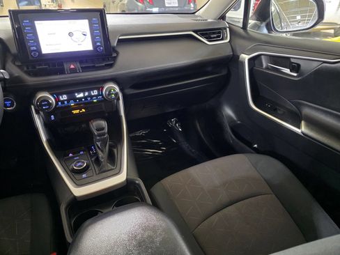 Used 2019 Toyota RAV4 XLE w/ Carpet Mat Package AWD/4WD image 17