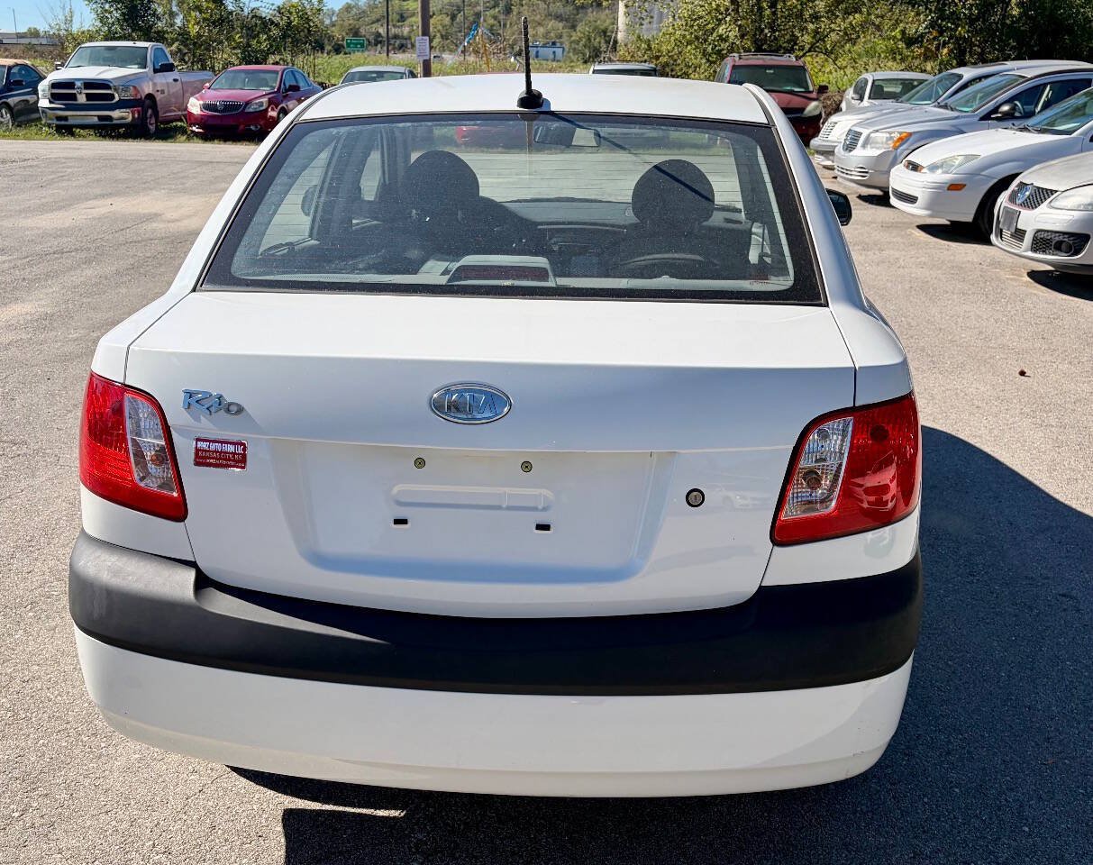 Used 2009 Kia Rio Sedan FWD image 4