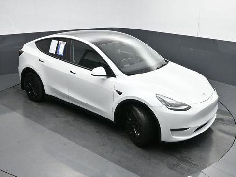 Used 2022 Tesla Model Y Long Range image 41