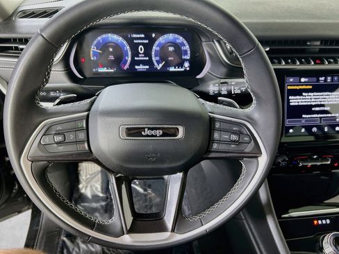 Used 2023 Jeep Grand Cherokee Laredo image 11