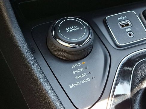 Used 2019 Jeep Cherokee Limited AWD/4WD image 26