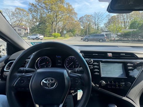 Used 2018 Toyota Camry LE FWD image 19