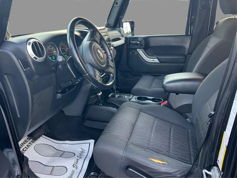 Used 2012 Jeep Wrangler Unlimited Sahara w/ Connectivity Group AWD/4WD image 10