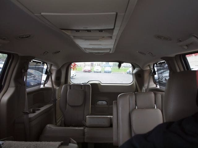 Used 2013 Chrysler Town & Country Touring-L w/ Entertainment Group #2 FWD image 13
