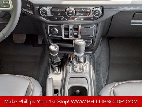 Used 2024 Jeep Wrangler Unlimited Sahara w/ Technology Group AWD/4WD image 18