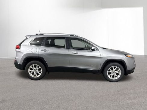 Used 2016 Jeep Cherokee Latitude w/ Cold Weather Group AWD/4WD image 36