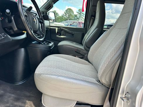 Used 2020 Chevrolet Express 3500 LT w/ LT Preferred Equipment Group RWD image 7
