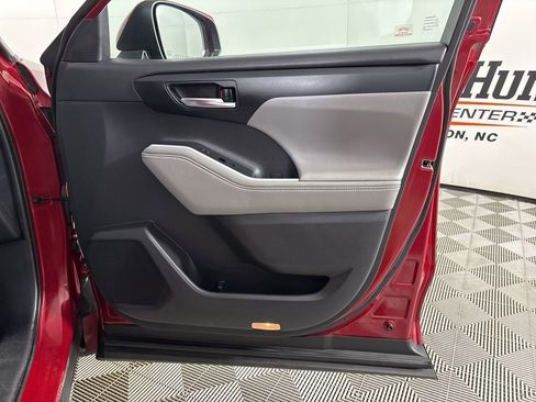 Used 2020 Toyota Highlander XLE image 32