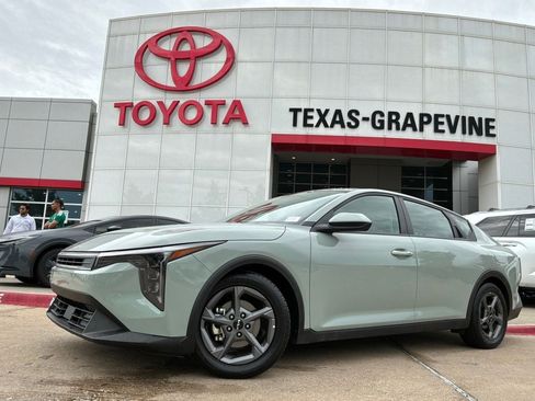 Used 2025 Kia K4 FWD image 2