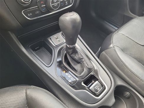 Used 2019 Jeep Cherokee Limited image 32