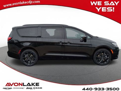 New 2026 Chrysler Pacifica Limited w/ S Appearance Package image 7