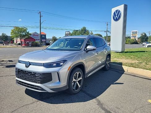 New 2025 Volkswagen Tiguan SE image 1