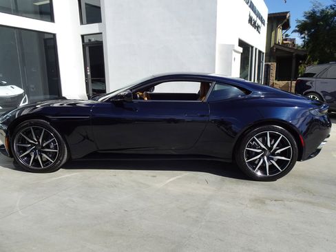 Used 2021 Aston Martin DB11 Coupe image 3