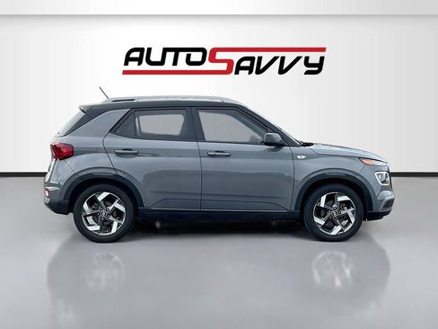Used 2023 Hyundai Venue Limited FWD image 8