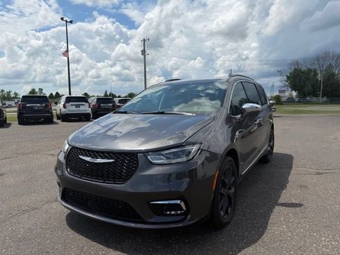 Used 2022 Chrysler Pacifica Limited AWD/4WD image 9