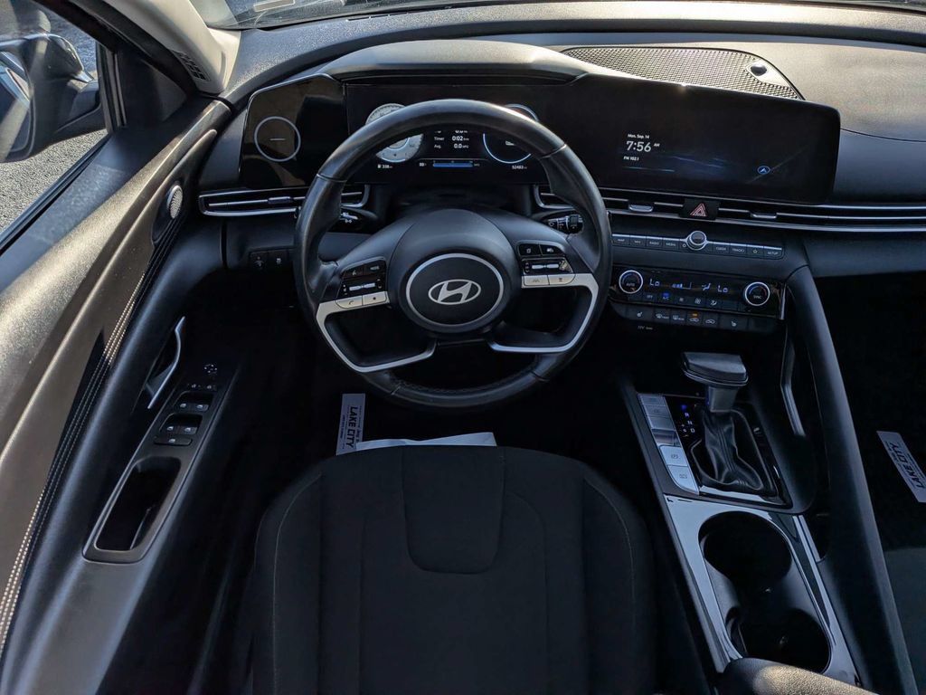 Used 2025 Hyundai Elantra SEL FWD image 14