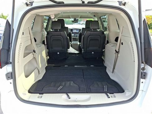 Used 2024 Chrysler Pacifica Touring-L image 28