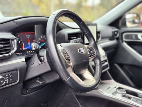 Certified 2022 Ford Explorer XLT w/ Equipment Group 202A image 19
