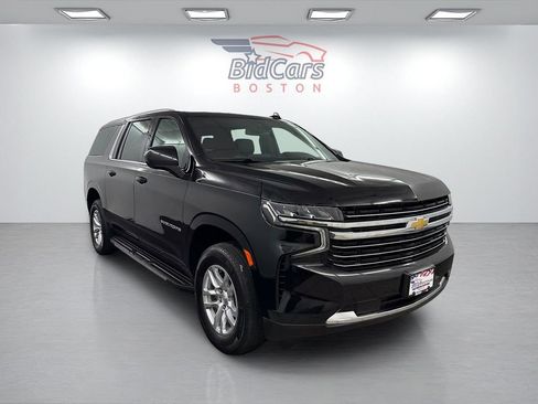 Used 2024 Chevrolet Suburban LT image 3