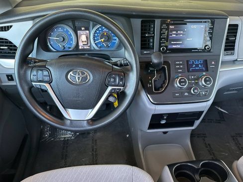 Certified 2018 Toyota Sienna LE w/ Carpet Mat Package FWD image 18
