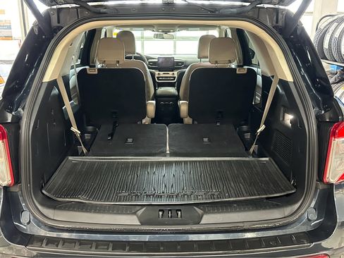 Used 2022 Ford Explorer XLT w/ Equipment Group 202A image 10