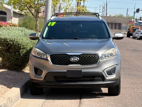Used 2017 Kia Sorento FWD image 2