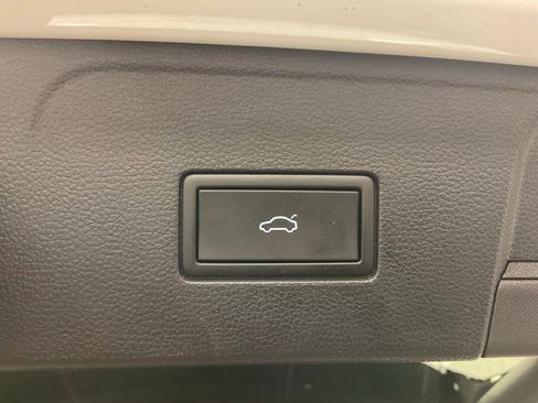 Used 2025 Volkswagen Atlas SE image 29