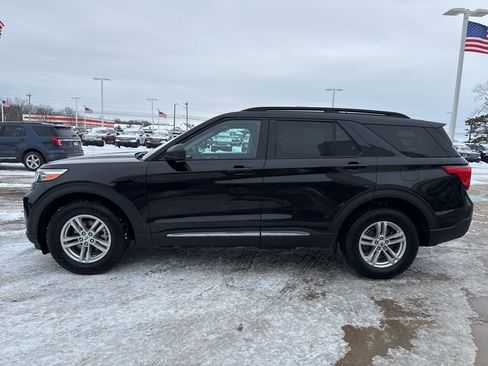 Used 2023 Ford Explorer XLT image 3