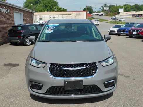 Used 2023 Chrysler Pacifica Touring-L FWD image 2