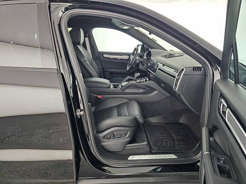 Used 2023 Porsche Cayenne Platinum Edition image 10