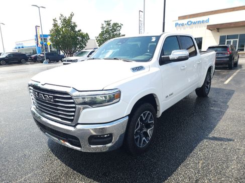Used 2025 RAM 1500 Laramie AWD/4WD image 9