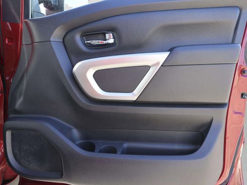 Used 2017 Nissan Titan SV image 34