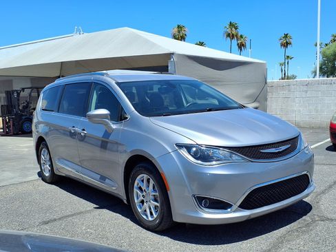 Used 2020 Chrysler Pacifica Touring-L FWD image 3
