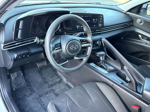 Used 2022 Hyundai Elantra SEL w/ Preferred Accessory Package FWD image 8