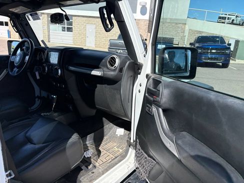 Used 2018 Jeep Wrangler Unlimited Rubicon w/ Connectivity Group AWD/4WD image 28