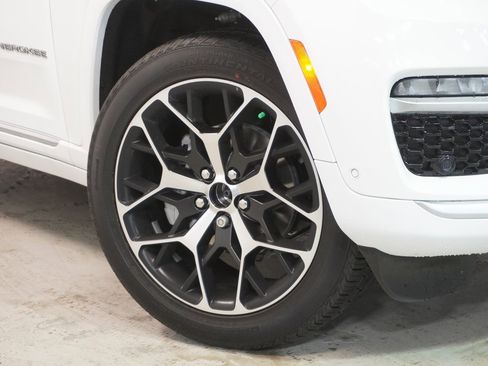 New 2023 Jeep Grand Cherokee Summit image 3