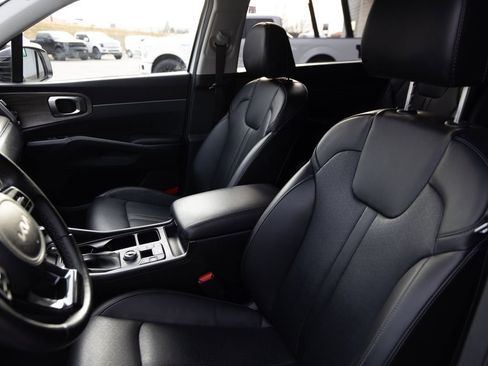 Used 2022 Kia Sorento EX image 11