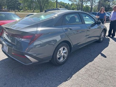 Used 2025 Hyundai Elantra SE image 3