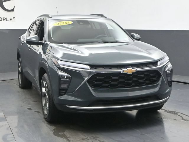 Used 2025 Chevrolet Trax LT FWD image 52